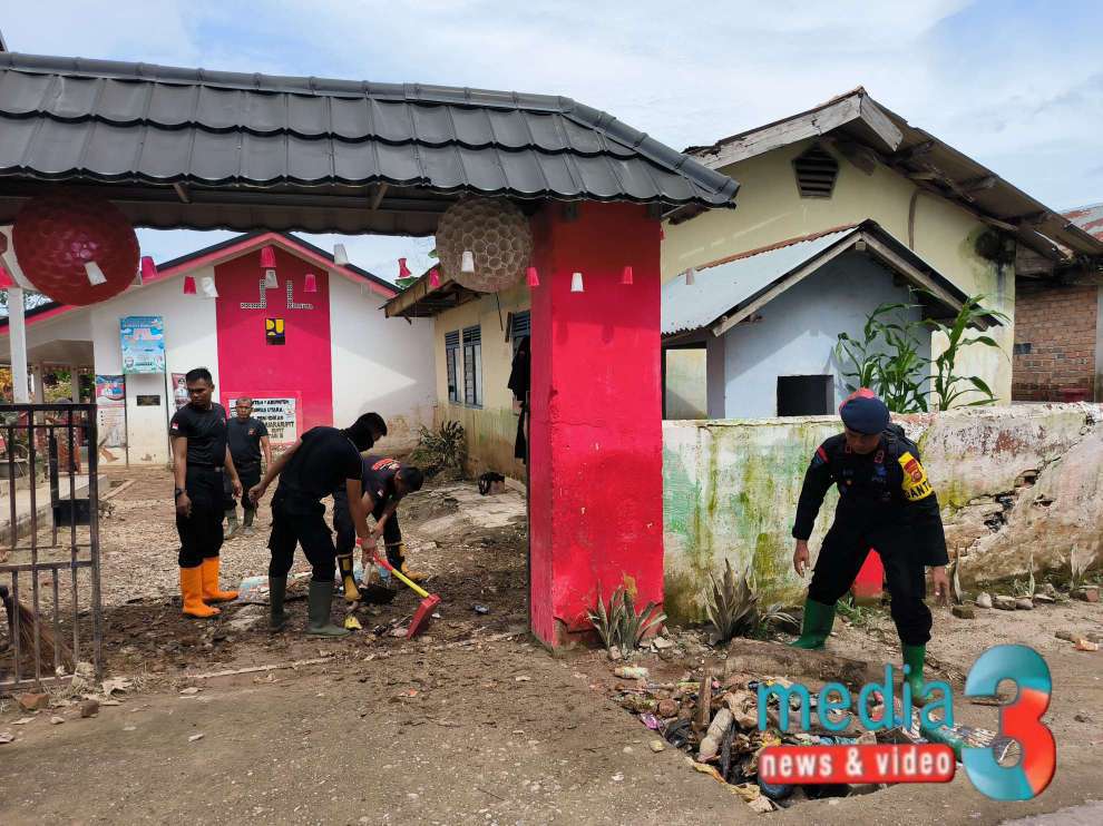 Foto:Personel Satbrimob Polda Sumsel melakukan kerjabakti membersihkan material banjir. (Dok Hum Satbrimob Polda Sumsel, 16/1/2024)