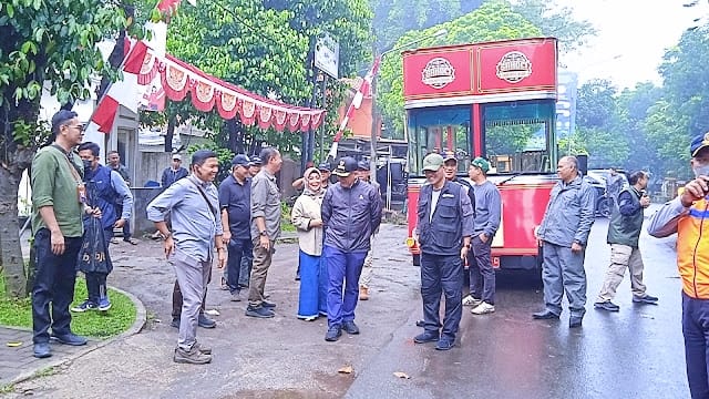 Forkopimda dan rombongan meninjau TPS dengan menggunakan SAKOCI