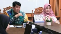 Bupati-Kulon-Progo-Agung-Setyawan-dan-Kepala-BPJPH-DIY-Jateng-Ika-Efrilia-di-Ruang-Menoreh